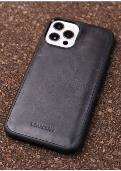 iPhone 15 Logo Detaylı Antrasit Deri Kılıf
