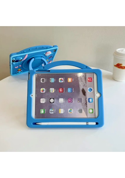 Apple iPad 6.nesil 9.7 Inc Çocuklar Için Kalemlikli Askılı 360 Derece Standlı Soft Silikon Stiç Kılıf A1893 A1954