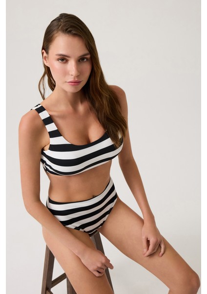 Siyah-Beyaz Çizgili Kare Yaka Spor Bikini Üstü Sporty Top