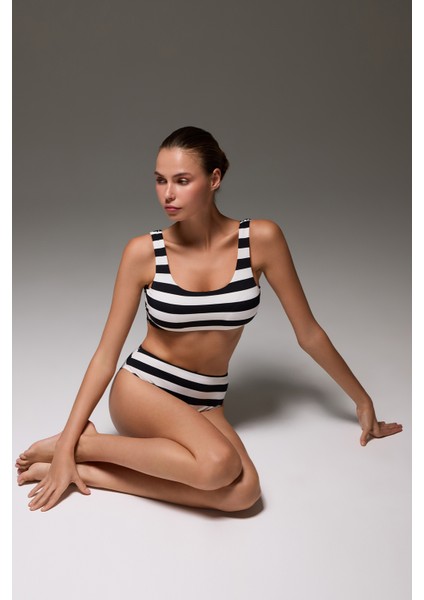 Siyah-Beyaz Çizgili Kare Yaka Spor Bikini Üstü Sporty Top