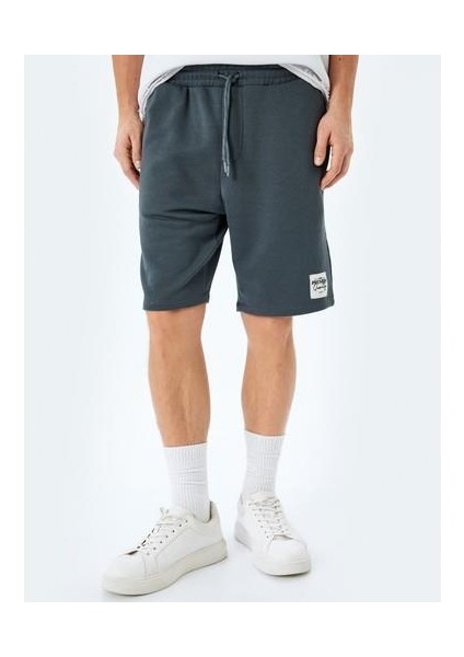 Cepli Etiket Detaylı Pamuk Karışımlı Beli Bağcıklı Şort indirimleri