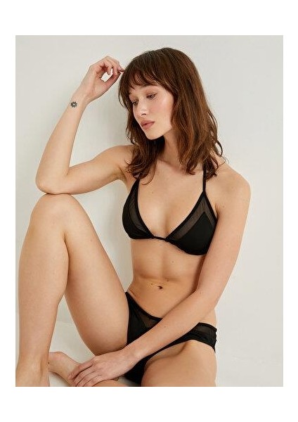 Tül Detaylı Üçgen Bikini Üstü