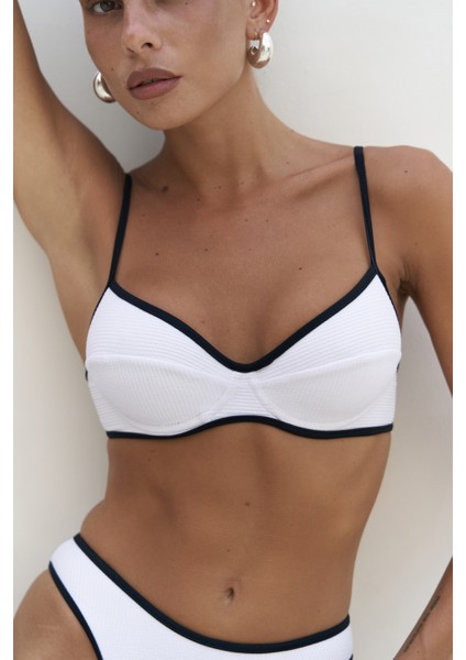 Laili Kontrast Şerit Detaylı Beyaz Bikini Üstü