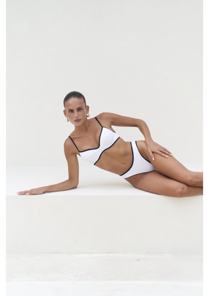 Laili Kontrast Şerit Detaylı Beyaz Bikini Üstü