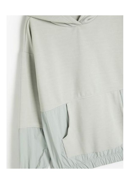 Oversize Kapşonlu Sweat Uzun Kollu Kanguru Cepli Paraşüt Kumaş Detaylı indirimleri