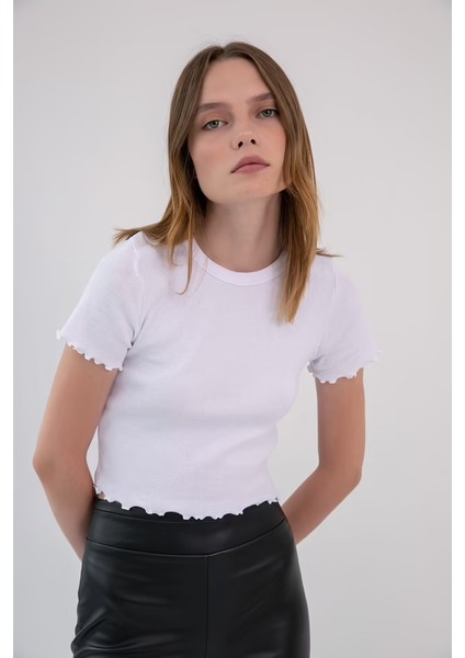 Kadın Fırfır Detaylı Fit Kesim Kısa Kollu Crop Tişört