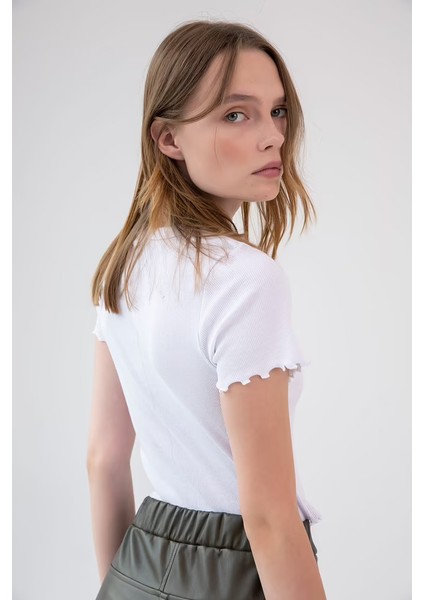 Kadın Beyaz Fırfır Detaylı Fit Kesim Kısa Kollu Crop Tişört