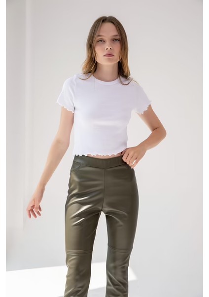 Kadın Beyaz Fırfır Detaylı Fit Kesim Kısa Kollu Crop Tişört