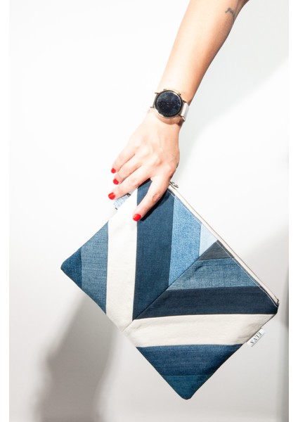Kadın V Desenli Kot Çanta | Şık Patchwork Tasarımıyla El ve Bilekte Taşınabilir Clutch Model