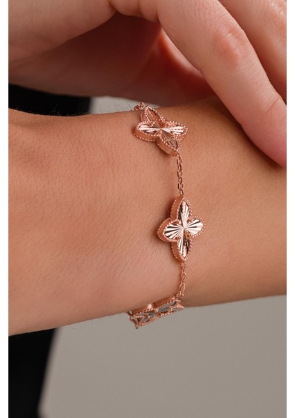 Gümüş Rose Kaplama Üç Yoncalı Yonca Çiçek Kalemli Lazer Işlemeli Taşsız Bileklik