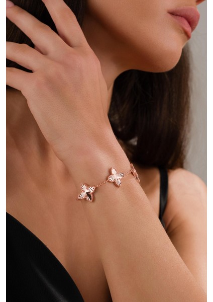 Gümüş Rose Kaplama Üç Yoncalı Yonca Çiçek Kalemli Lazer Işlemeli Taşsız Bileklik fiyatları