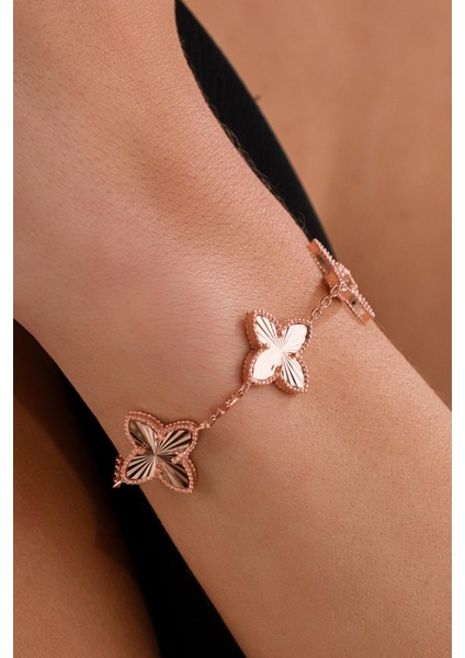 Gümüş Rose Kaplama Üç Yoncalı Yonca Çiçek Kalemli Lazer Işlemeli Taşsız Bileklik modelleri