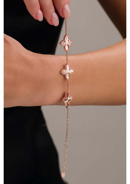 Gümüş Rose Kaplama Üç Yoncalı Yonca Çiçek Kalemli Lazer Işlemeli Taşsız Bileklik fırsatları