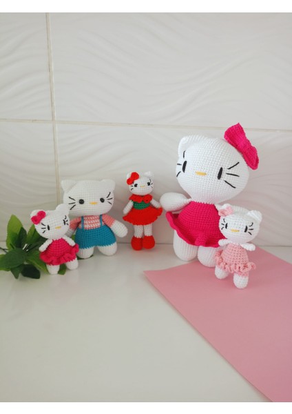 El Örgüsü Amigurumi Hello Kity Ailesi