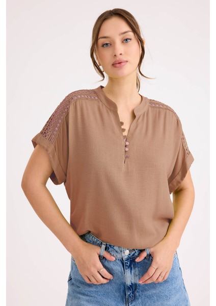 Omuz Kısmı Güpürlü Viskon Keten Bluz
