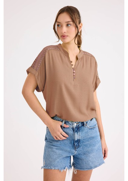 Omuz Kısmı Güpürlü Viskon Keten Bluz fiyatları