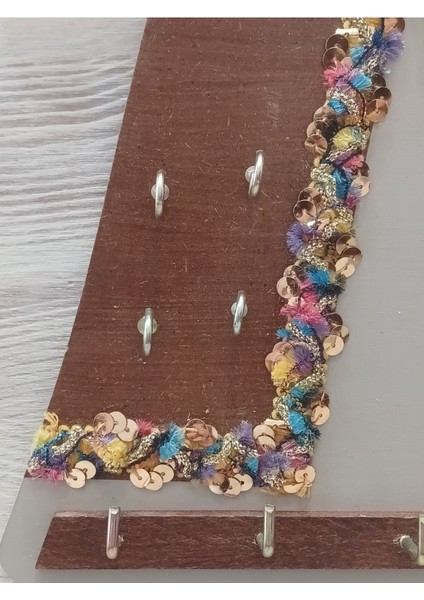 Kahverengi Kaftan Temalı Şık Duvar Takı Askısı, Dekoratif ve Fonksiyonel Tasarım fiyatları