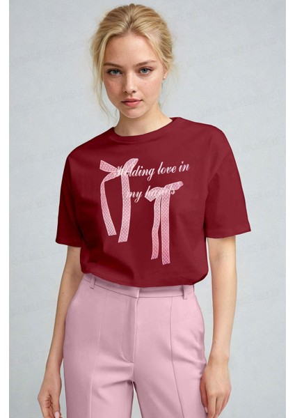 Kadın Bordo Kurdele Kabaran Dokulu Baskı Regular Fit Normal Kalıp T-Shirt
