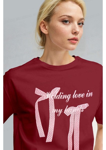 Kadın Bordo Kurdele Kabaran Dokulu Baskı Regular Fit Normal Kalıp T-Shirt fiyatları