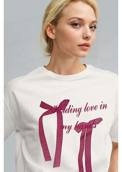 Kadın Ekru Beyaz Kurdele Kabaran Dokulu Baskı Regular Fit Normal Kalıp T-Shirt fiyatları