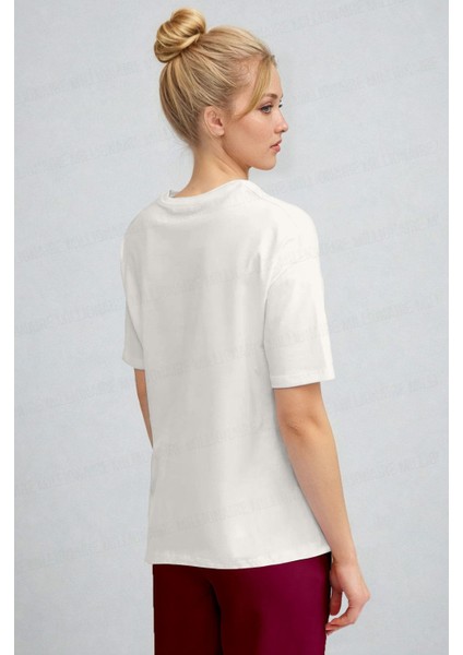 Kadın Ekru Beyaz Kurdele Kabaran Dokulu Baskı Regular Fit Normal Kalıp T-Shirt modelleri