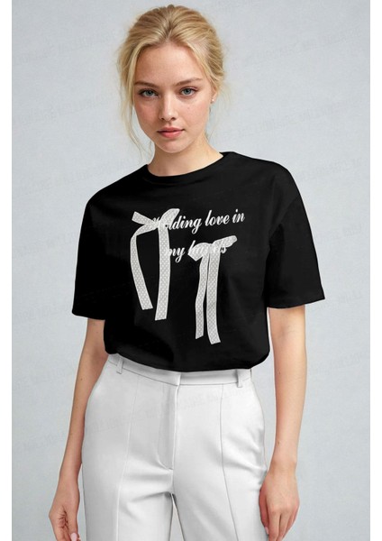 Kadın Siyah Kurdele Kabaran Dokulu Baskı Regular Fit Normal Kalıp T-Shirt