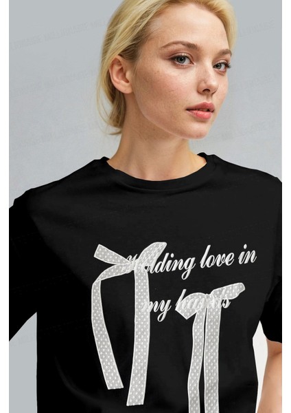 Kadın Siyah Kurdele Kabaran Dokulu Baskı Regular Fit Normal Kalıp T-Shirt fiyatları