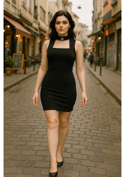 Kadın Kare Yaka Taş Detaylı Yaka Aksesuarlı Sandy Kumaş Fırsat Ürün Diz Üstü Elbise