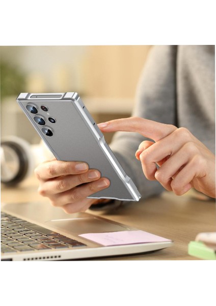 IPhone 16 Pro Max Ağır Hibrit Metal Tampon Kumwum Zırh Kılıf (Yurt Dışından) fırsatları