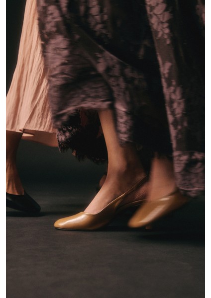 Topuklu 2503 - Dikiş Detaylı Arkası Açık Karamel Kadın Topuklu fiyatları