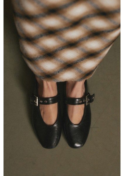 Babet 2503 - Gümüş Toka Detaylı Siyah Kadın Babet