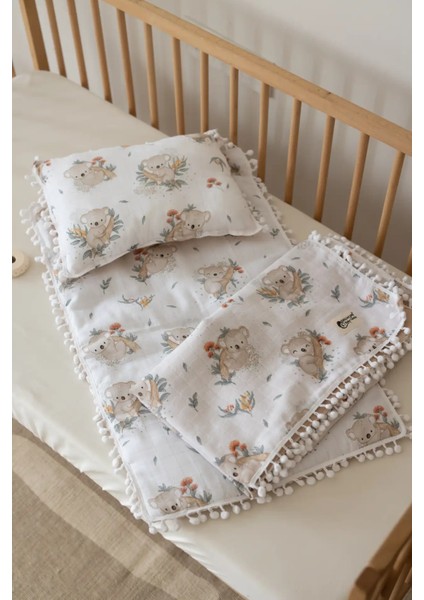 Koala Desenli 4 Katlı Müslin Bebek Battaniyesi Takımı – Ponpon Kenarlı, Yastık ve Minderli
