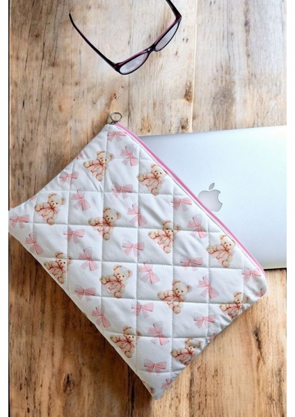 Ayıcık ve Fiyonk Desenli 13-14 Inç Laptop Kılıfı – MacBook Air Uyumlu Kılıf, Suya Dayanıklı Kapitoneli Bilgisayar Çantası, Ekru Evrak Çantası