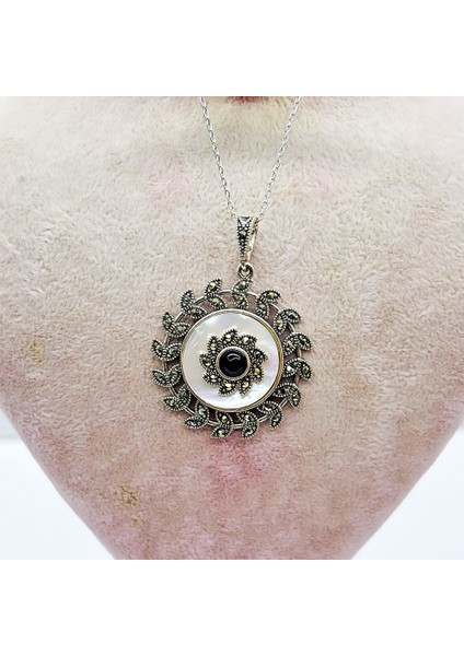 Çiçek Model Sedef ve Oltu Taşı Işçilikli 925 Ayar Gümüş kolye