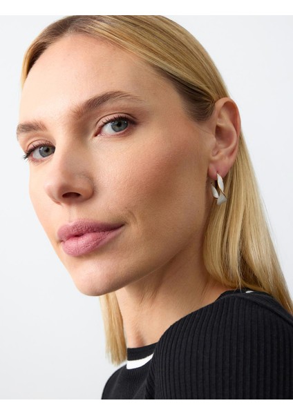 Altın Rengi Burgu Detaylı Yarım Halka Küpe