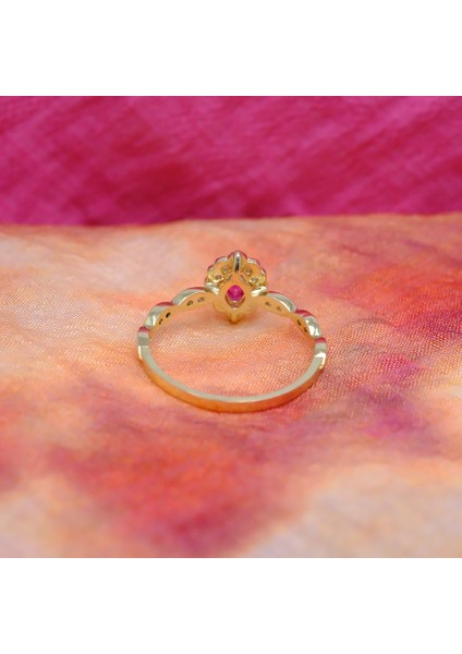 Gümüş Yüzük - Oval Ruby Taşlı Yanları Zirkon Taşlarla Süslemeli Işıltılı 925 Ayar Gümüş Kadın Yüzük