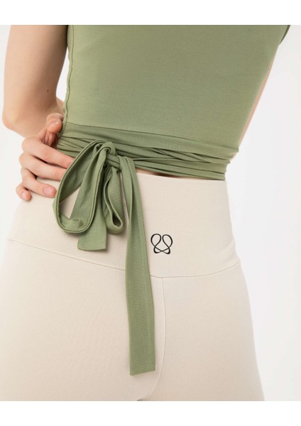 Kadın Açık Yeşil Kolsuz Anvelop Wrap Bluz - EcoVero™ Viskoz, Belden Bağlamalı, V Yaka, Çift Kat Ön Panel, Çok Yönlü Crop modelleri