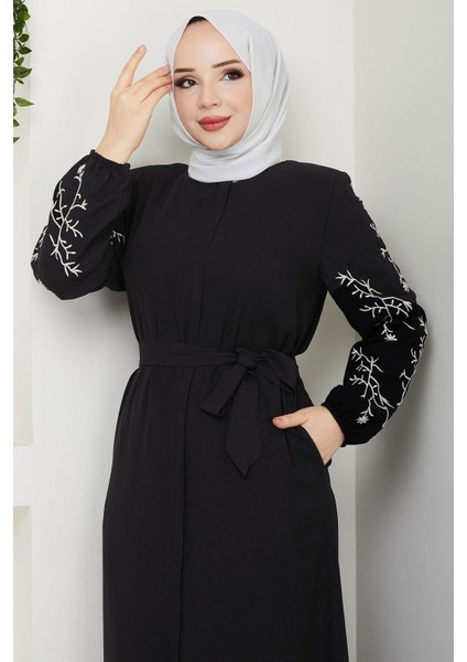 Kolları Çiçek Nakışlı Kuşaklı Ferace Siyah HM2727