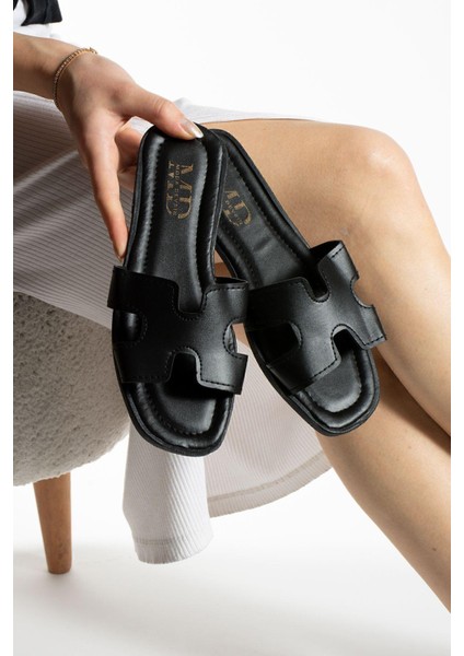 Siyah Kadın Terlik