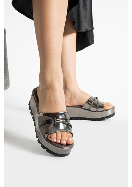 Platin Biye Dolgu Topuklu Kadın Terliği Yüksek Taban Terlik