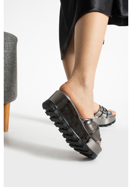 Platin Biye Dolgu Topuklu Kadın Terliği Yüksek Taban Terlik modelleri