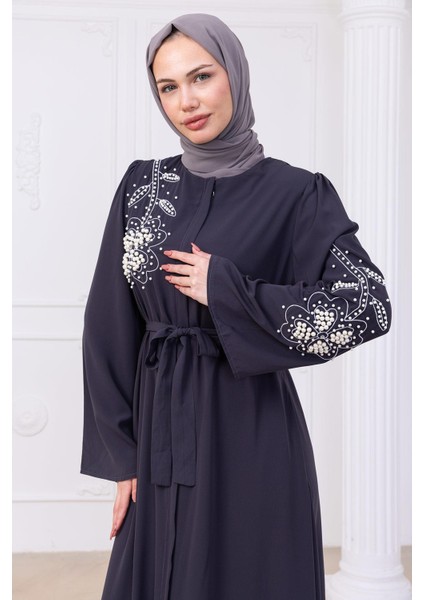 Incili Çiçek Motifli Kuşaklı Ferace Füme HM2720 indirimleri