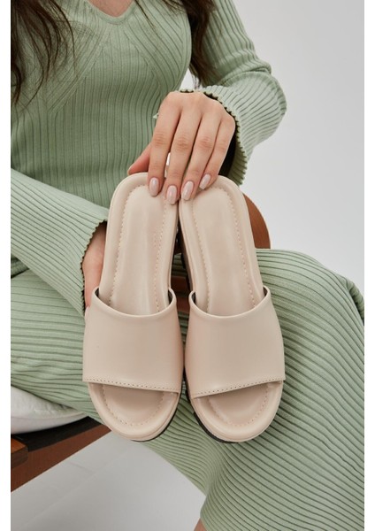 Bej Cilt Düz Dolgu Topuklu Kadın Terliği Yüksek Taban Terlik