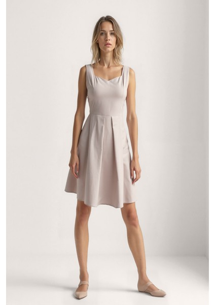 Kalp Yaka Sıfır Kol Pileli Elbise