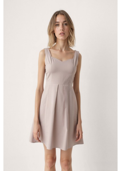 Kalp Yaka Sıfır Kol Pileli Elbise fiyatları