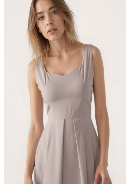 Kalp Yaka Sıfır Kol Pileli Elbise indirimleri