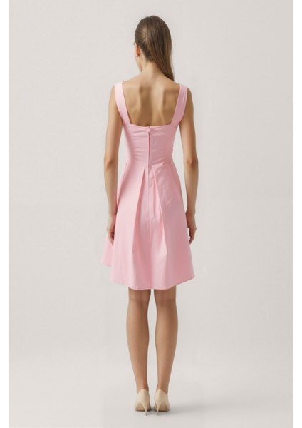 Kalp Yaka Sıfır Kol Pileli Elbise fırsatları