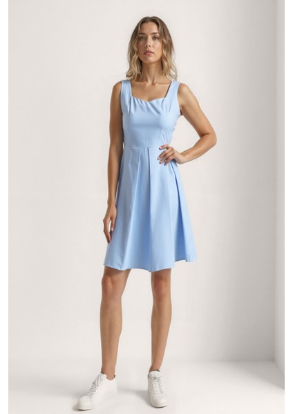 Kalp Yaka Sıfır Kol Pileli Elbise