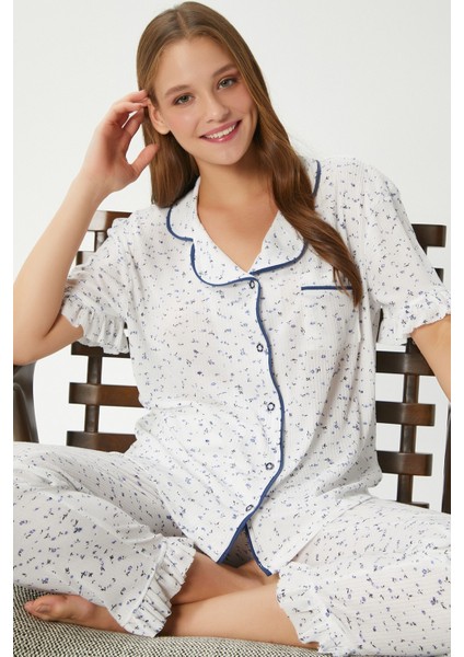 Kadın Fırfırlı Mavi Minik Çiçekli Ön Düğmeli Kısa Kol Alt Üst Pijama Takımı