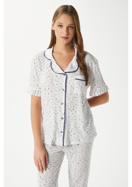 Kadın Fırfırlı Mavi Minik Çiçekli Ön Düğmeli Kısa Kol Alt Üst Pijama Takımı modelleri